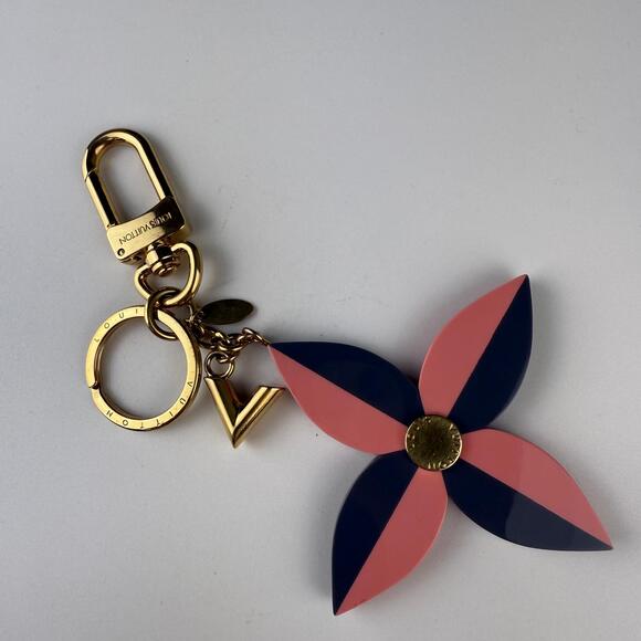 💎✨Authentic LV Pink/Purple Resin Flower And V Key Holder And Bag Charm - Picture 2 of 3